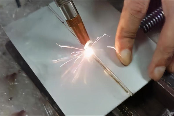 手持式激光焊接機與傳統(tǒng)焊接機比有什么優(yōu)勢？